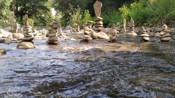 In Casentino prove pratiche di vita equilibrata con lo "stone balancing" 