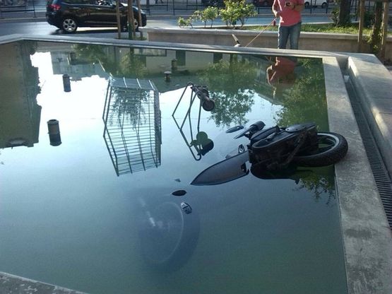Bari, i vandali gettano uno scooter nella fontana