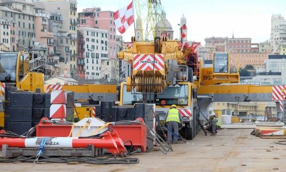 Treno deragliato nel Ponente<br />la chiatta da Genova ad Andora