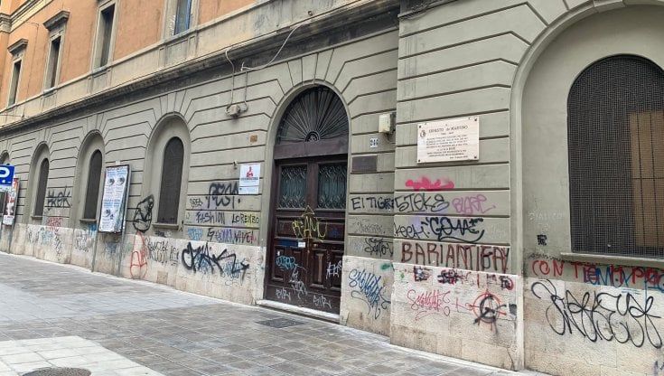 Bari, studenti e volontari ridipingono il liceo Scacchi vandalizzato: "Via le scritte dalla facciata, diamo un segnale"