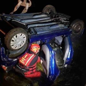 Nel Novarese si ribaltano con l'auto nel canale: salvati dai vigili del fuoco