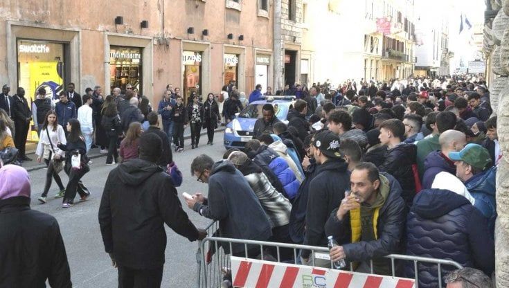 "Dammi 100 euro e mi metto in coda per te". Per il nuovo Swatch da collezione a Roma spuntano i saltafila