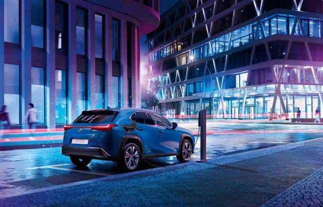 Lexus UX 300e, c’è sempre una prima volta