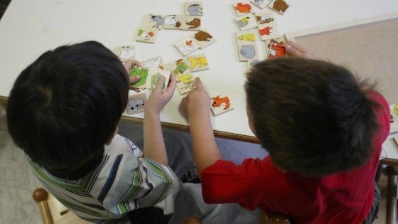 Maestra sospesa per schiaffi e insulti ai bambini del nido: "Sei proprio un terrone"