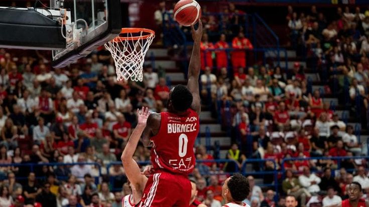 L’Olimpia fa fatica, poi un super Burnell spegne i sogni di Trieste