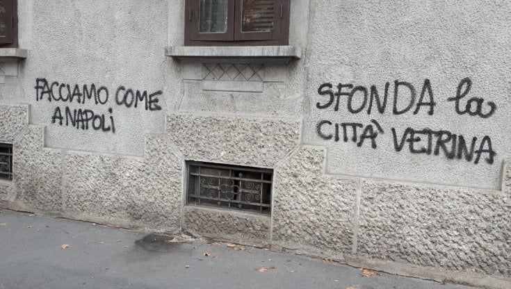 "Violiamo il coprifuoco, facciamo come a Napoli": un chilometro di scritte anche contro Conte e Fontana a Milano