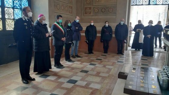 Coronavirus, il saluto del sindaco e del vescovo alle 113 urne cinerarie rientrate a Bergamo