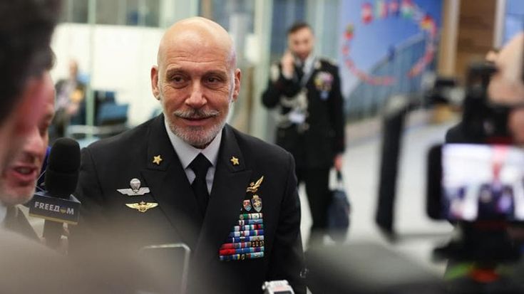 Cavo Dragone: “La Nato sosterrà Kiev. Pronti a forza di pace solo con l’aiuto Usa”