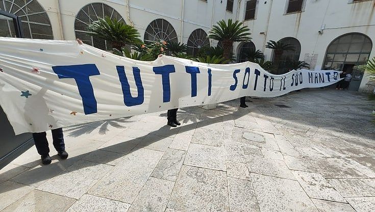 Trani, detenuta 43enne cuce un manto per la Madonna che sarà portato al papa: "Un'esperienza meravigliosa, Dio ha dato luce alla mia vita"