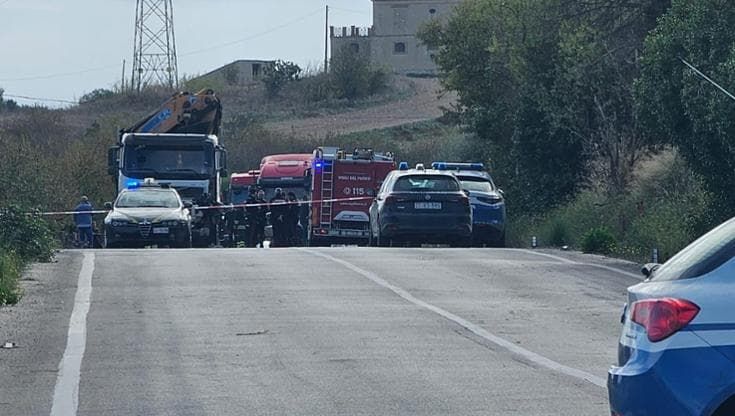 L’auto si scontra con un tir, morti quattro contadini: stavano andando a lavorare nei campi