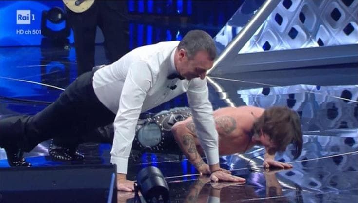 Sanremo 2022, il Fantasanremo conquista l'Ariston: flessioni sul palco per Rkomi e Amadeus
