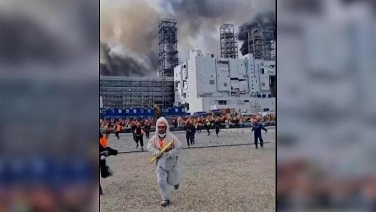 Russia, esplosione nell'impianto di gas: la fuga degli operai tra i capannoni in fiamme