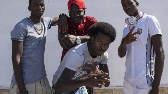 Taranto, il riscatto in musica di quattro migranti: "Facciamo rap per avere i documenti"