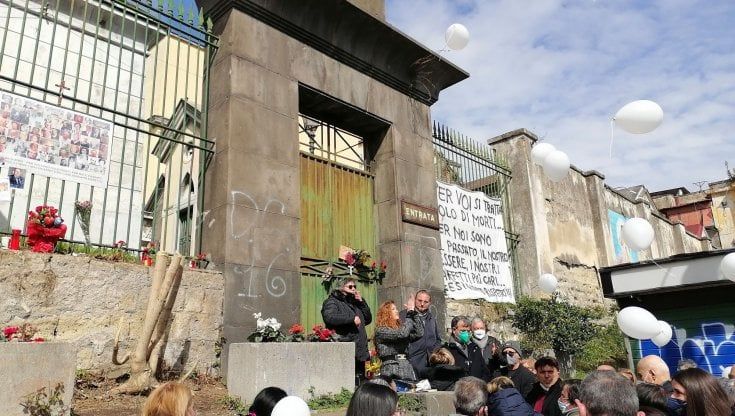  Crollo al cimitero, la rabbia dei parenti: "Due mesi senza un fiore ai nostri defunti"