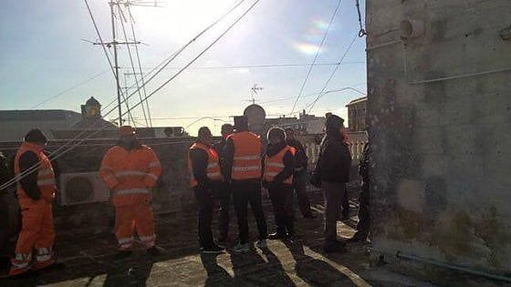 Brindisi, i lavoratori salgono sul tetto dell'ex Provincia contro il licenziamento: uno scivola, ferito