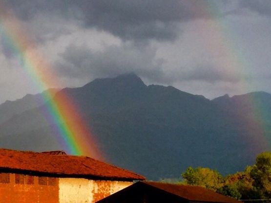 Biella, lo spettacolo del doppio arcobaleno rallenta il traffico