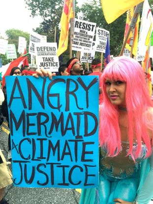 Da farfalla a sirena: Masni Halasa, la contestatrice in maschera