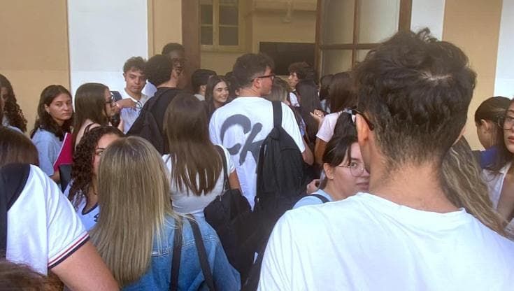 UniPa, aule piene e studenti per terra: “Paghiamo le tasse, non c’è posto neanche in piedi”