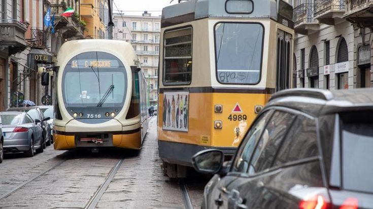 Mobilità a Milano, il sorpasso dei mezzi pubblici: il metrò batte il partito dell’auto