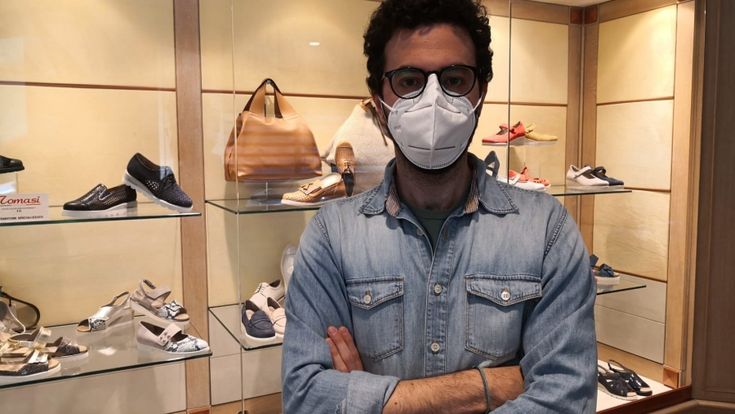 Coronavirus, commerciante di Bari sfida la crisi: "Ho la laurea e vendo scarpe sull web in tutto il mondo"