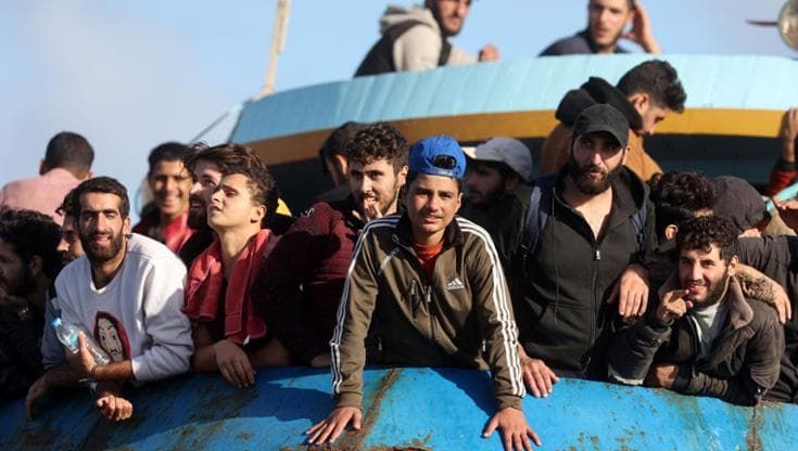 Migranti in mare alla vista della motovedetta tunisina, in 27 salvati dalla guardia costiera
