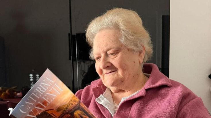 Pubblica un romanzo a 90 anni con l’Ia: “Racconto anni di la violenza sulle donne”