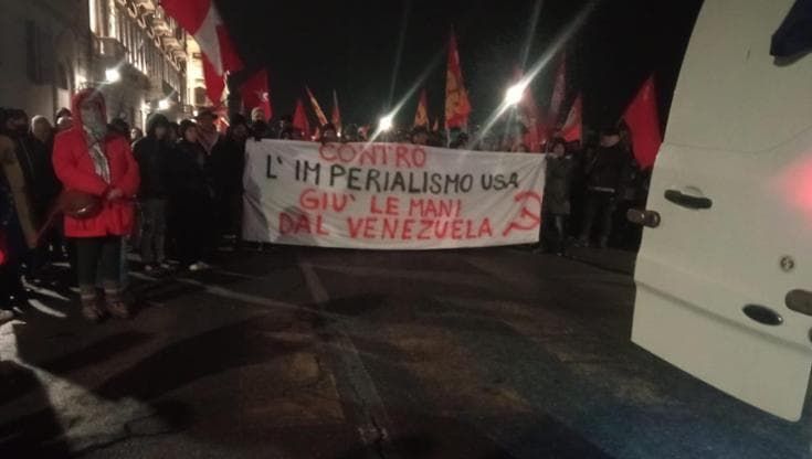 Corteo contro Trump davanti al consolato americano: tamburi, striscioni e fumogeni