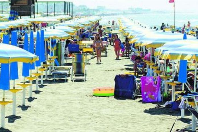 Spiagge Aperte A Ostia Ma è Caos Nessun Bagnino A