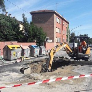 Bologna, esplode tubo d'acqua appena sostituito: via Montefiorino allagata e chiusa