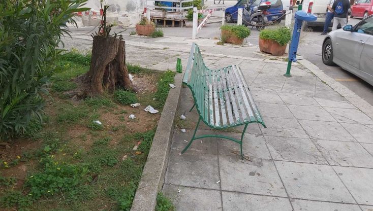 Arenella, piazza Tonnara nel degrado: "Nessuno spazzino da due settimane"