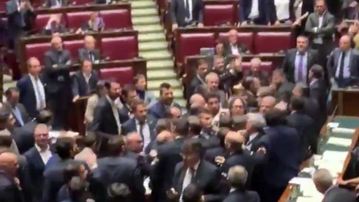 Governo, Gualtieri difende il Mes e la destra si scatena. Rissa alla Camera