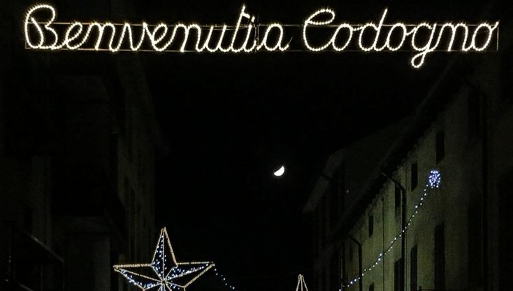 Codogno prova a ripartire: cuori, stelle di Natale e catene luminose accendono la strada principale del paese simbolo del Covid