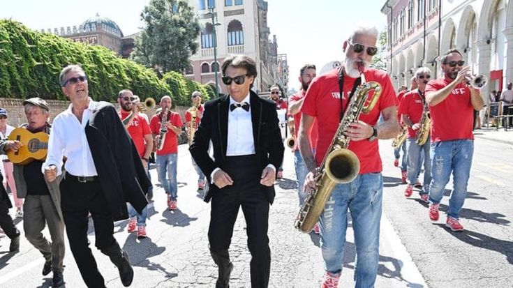 Red carpet, il meglio e il peggio della Mostra. La band, i cani, le nozze e il paralume: 10 momenti cult