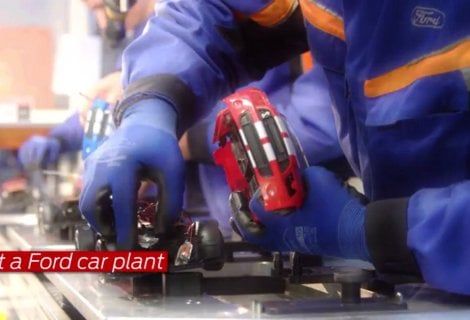 Ford, i dipendenti si trasformano in aiutanti di Babbo Natale