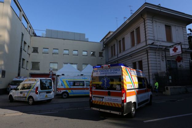 Genova, presidio del centrosinistra davanti a Villa Scassi: "La Regione non chiuda il punto nascita"