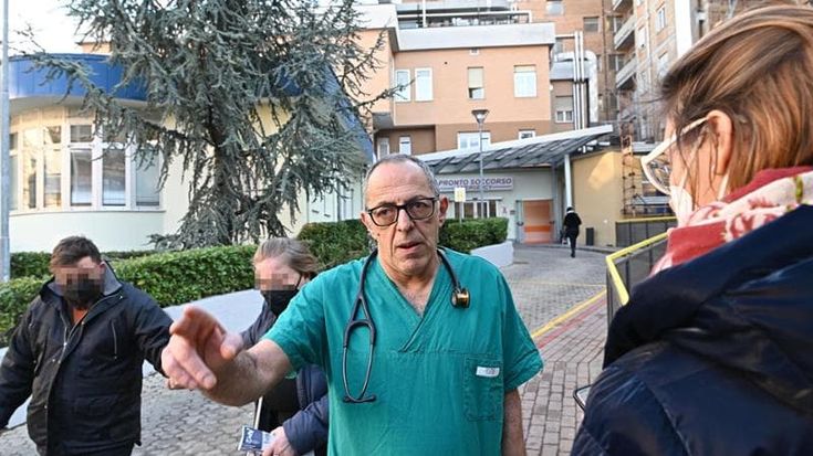 Il medico d’urgenza: “Fakir aveva una forma di delirio, sbagliato tenerlo fermo a lungo”