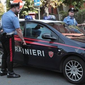 Lariano, fanno shopping e dimenticano bambino in piazza. Denunciati 