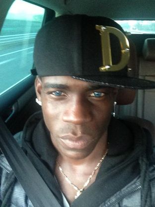 Balotelli ha gli occhi azzurri: su Twitter le foto con le lenti colorate