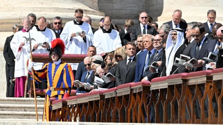 La piazza dei potenti e quella del popolo, aleggiano segni di pace