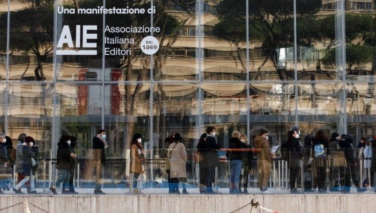 Più libri più liberi, si comincia. Lunghe file, c'è voglia di cultura
