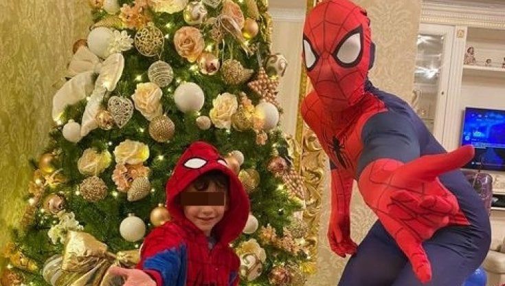 Supereroi per portare le pizze a domicilio: a Bari il delivery è con Spiderman o Elsa 