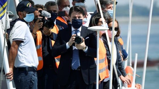 Mose, le paratoie si sollevano. Venezia separata dal mare. Conte: "Completare l'opera entro l'inverno"