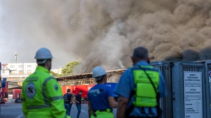Incendio alla Bertolini, dopo la nube di fumo il monitoraggio dell’aria