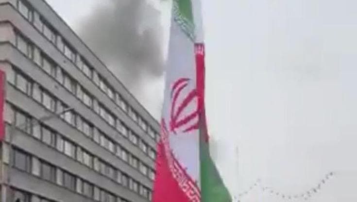 L'Idf bombarda Teheran durante corteo anti-israeliano: la reazione della folla vicina all'esplosione