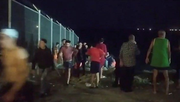 Migranti: record di arrivi a Ceuta dal Marocco, 5.000 in un giorno. Risse sedate dalla polizia