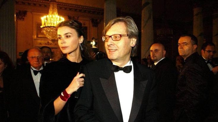 Vittorio Sgarbi, la compagna: “Denuncio sua figlia per le accuse infondate”. Lei: “Non temo minacce”