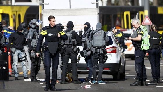Utrecht, 3 morti e 5 feriti. Arrestato il responsabile della sparatoria. La polizia: "Possibile terrorismo". Media turchi: "Forse motivi familiari"