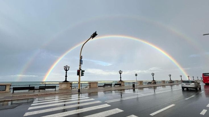 Arcobaleno doppio sul lungomare, Bari dopo la pioggia è uno spettacolo social