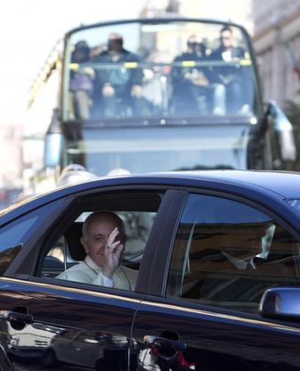 L'auto blu &egrave; un'utilitaria: Papa Francesco verso il Quirinale