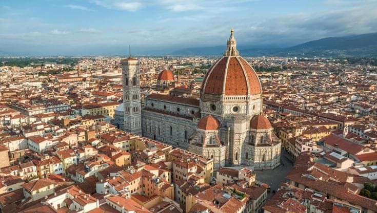 La tecnica “Man in the middle” e valigie piene di soldi: come agiva la truffa all’Opera di Firenze